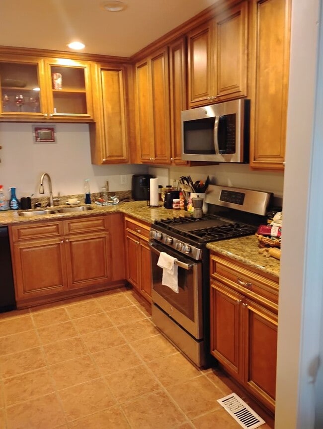 Building Photo - 8 Brookhaven Dr