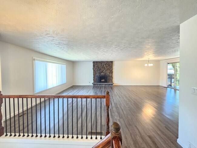 Building Photo - $2,700 – Spacious 4 Bed / 2 Bath Home in S...