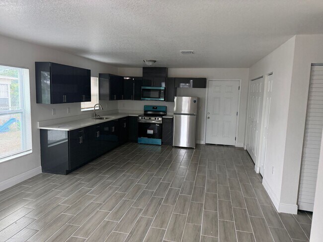Building Photo - 3 Bed 2 Bath Home in Port Richey!