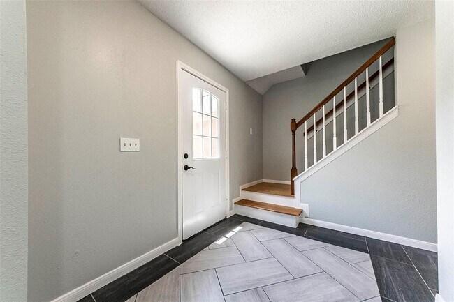 Building Photo - 3909 Spring Arbor Ct