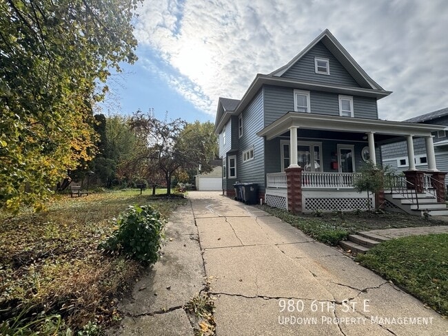 Building Photo - 980 6th St E