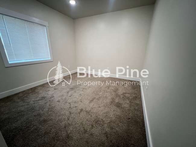 Building Photo - 323 Gladstone St