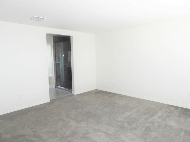 Building Photo - 4 Bedroom 2.5 Bathroom