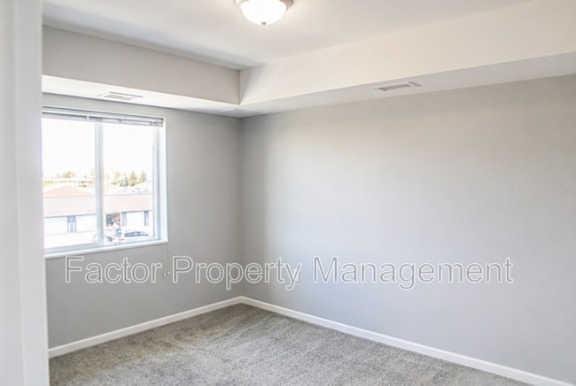 Building Photo - 561 S Elk St