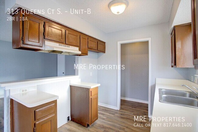 Building Photo - 313 Queens Ct S