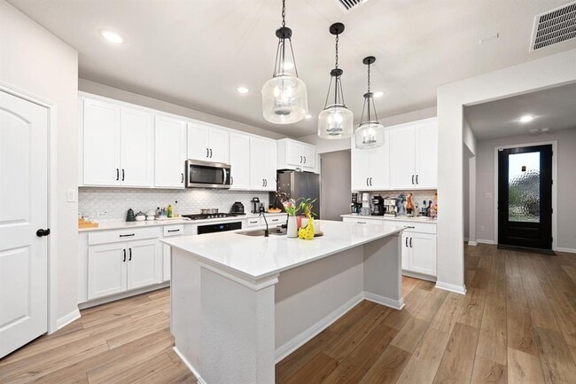 Building Photo - 236 Travis Ln