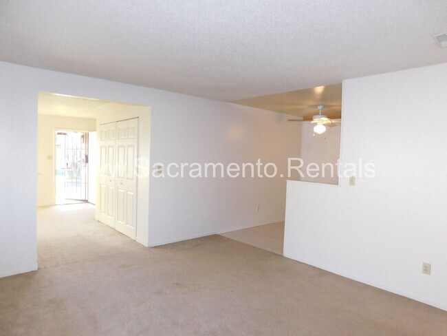 Building Photo - Spacious 2bd/1 ba Foothill Farms Duplex Wi...