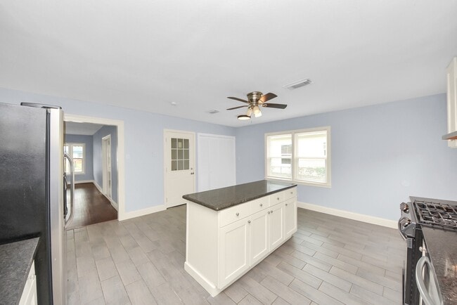 Building Photo - 6214 Diamond Ct