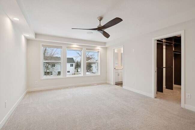 Building Photo - Luxurious 5-Bed/5 Baths, Granite & 3 Car Garage