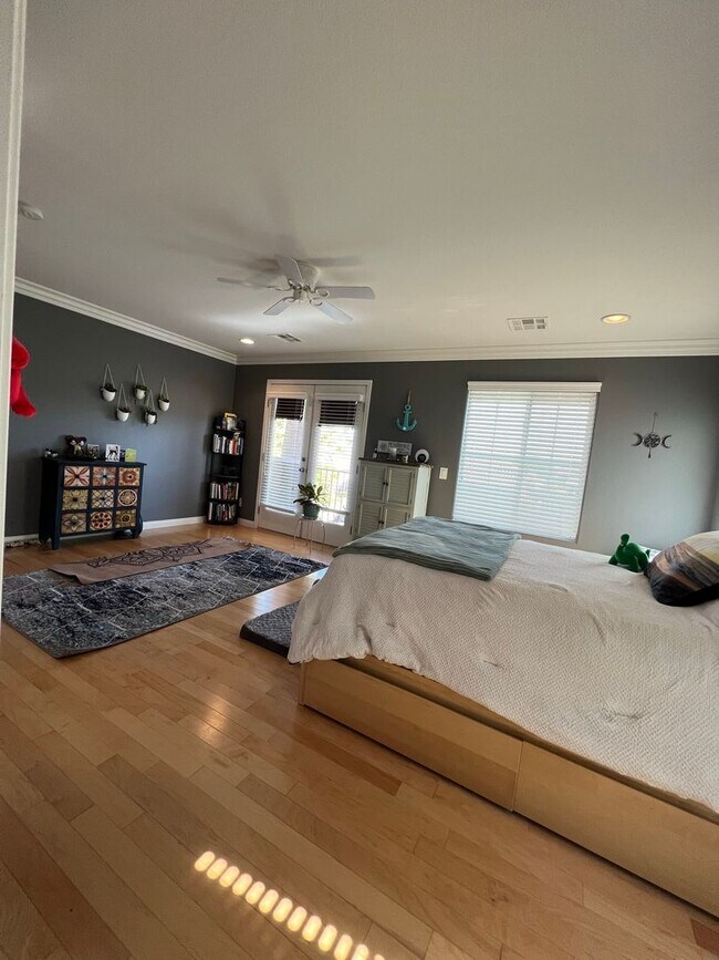 Building Photo - ABSOLUTELY AMAZING! Large 4 bedroom 2 stor...