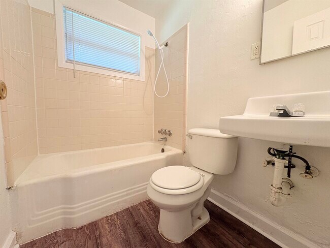 Building Photo - 3515 Falcon Dr