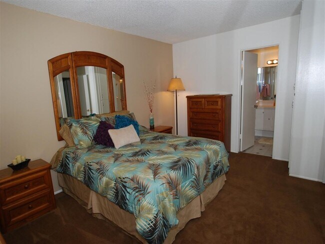 Building Photo - 9 month winter lease on Balboa Peninsula! No yearly leases