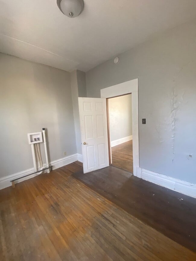 Building Photo - 3bd 1.5 ba single family home