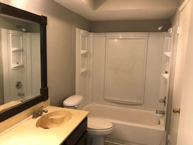 Building Photo - 118 Maple St