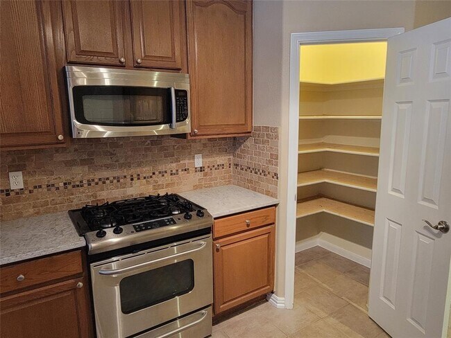 Building Photo - 2100 Pipers Field Dr