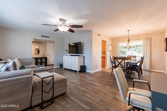 Building Photo - 4016 S Holbrook Ln