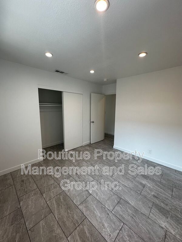 Building Photo - 301 N Tustin Ave