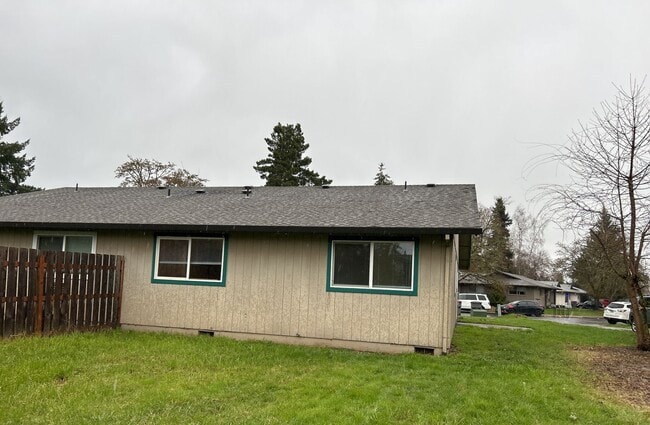 Building Photo - 125 NE Kingwood Dr