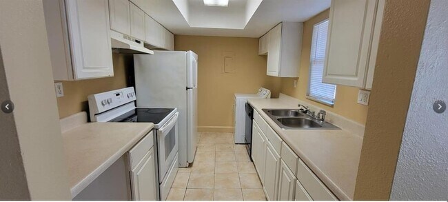 Building Photo - 2510 Lemon Tree Ln
