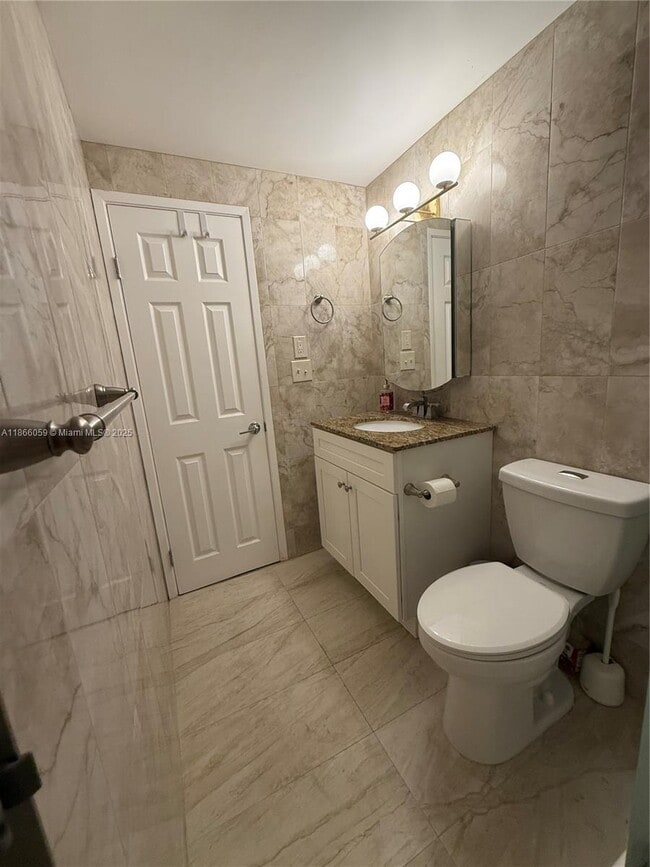Building Photo - 400 Kings Point Dr