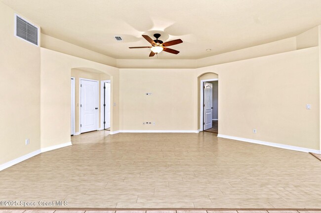 Building Photo - 960 Villa Dr