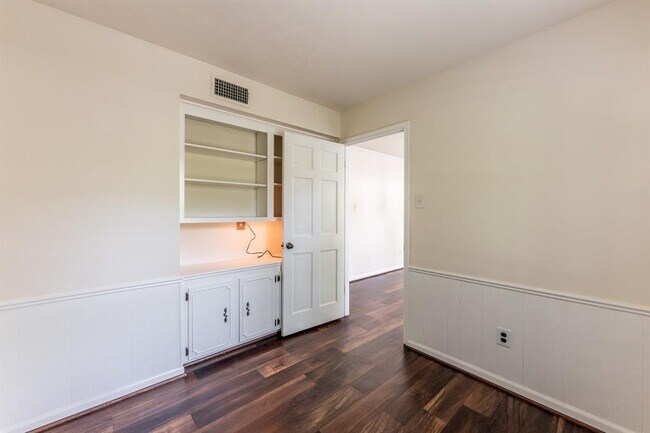 Building Photo - 1006 Amesbury Ct
