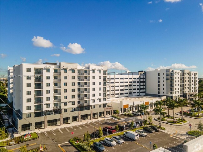 Building Photo - 401 Hialeah Dr
