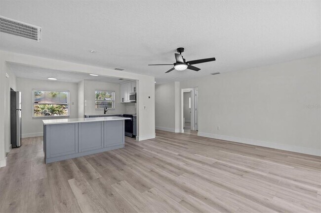 Building Photo - 310 Westwinds Dr E