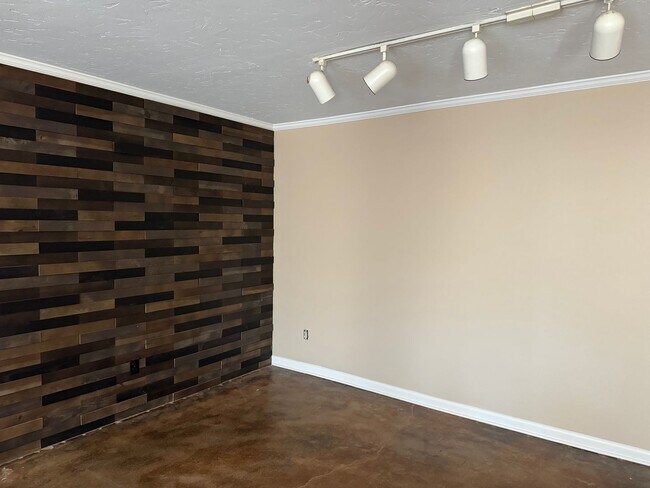 Building Photo - 636-638 Town Oaks