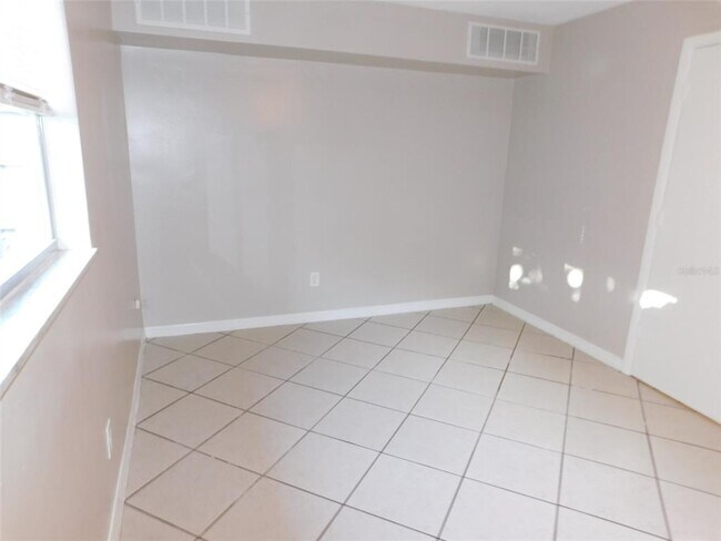 Building Photo - 702 Heritage Ln