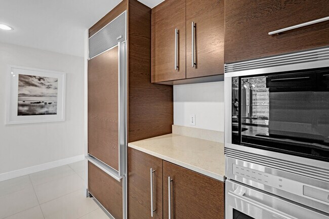 Building Photo - 485 Brickell Ave