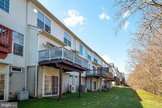 Building Photo - 227 Birchwood Dr