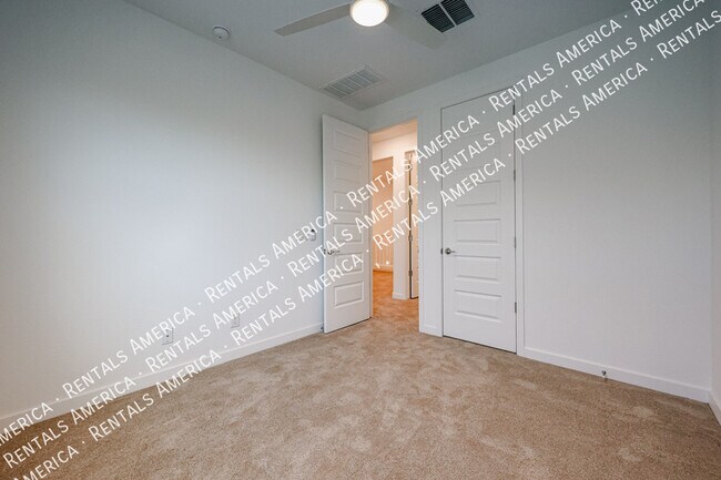 Building Photo - 4077 S Sabrina Dr