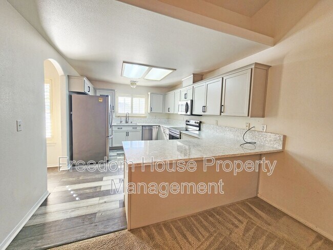Building Photo - 380 Round Up Ct
