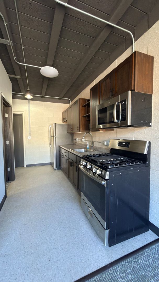 Building Photo - Studio Flat Downtown