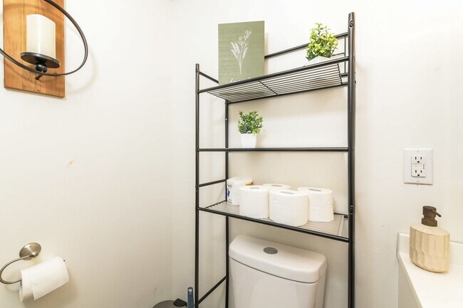 Building Photo - 344 N Lime St