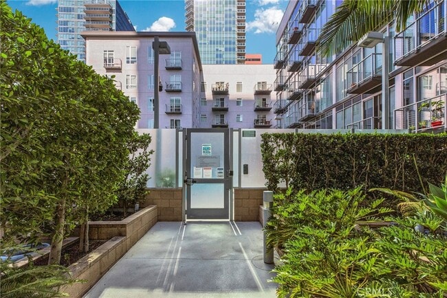Building Photo - 645 W 9th St
