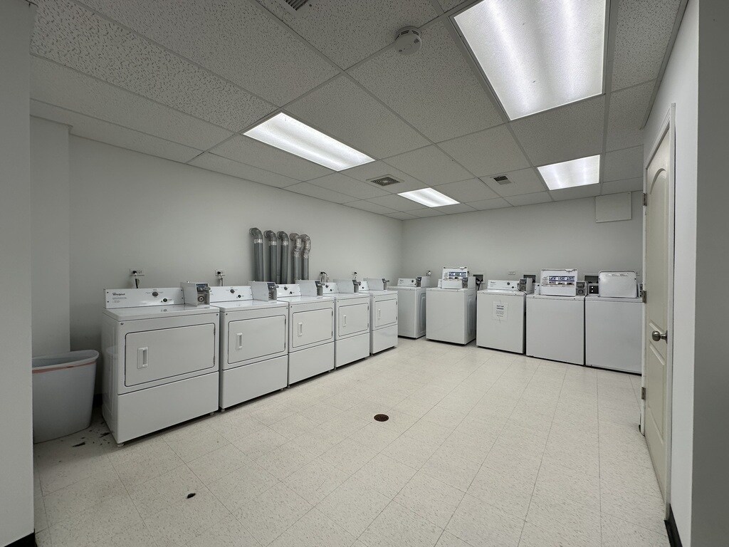 Building Photo - 940 W Winona St