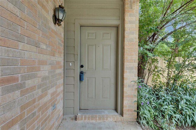 Building Photo - 1008 Balanced Rock Pl
