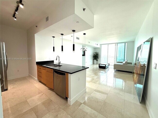 Building Photo - 950 Brickell Bay Dr