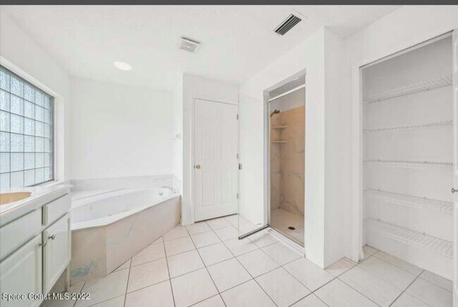 Building Photo - 525 Justine Ave NW