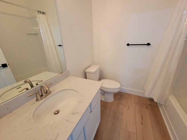Building Photo - Stunning and spacious 4.5 bedroom, 3 bathroom home located in Morgan Hill