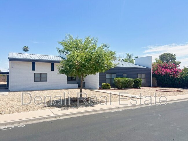 Building Photo - 1759 N Spring Cir