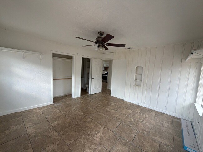 Building Photo - 121 N Spooner St