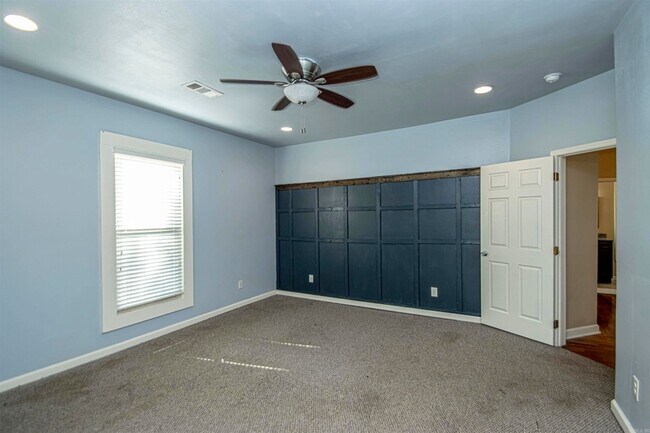 Building Photo - 1201 W 35th St