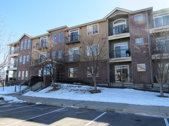 Building Photo - Spacious Condo in Gated Community | Close to light rail.