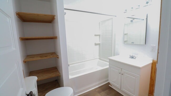 Building Photo - 3 Bedroom House