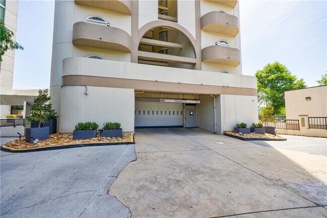 Building Photo - 2161 Peachtree Rd NE