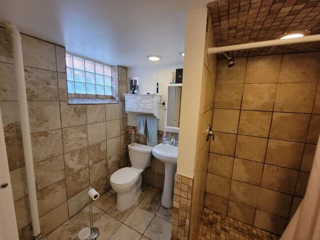 Building Photo - 3bd/2ba Mpls House with Optional 3rd Bd & ...