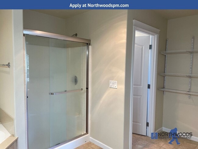 Building Photo - Beautiful 2 Story Home 3 Bdm/2.5 Bath in Q...